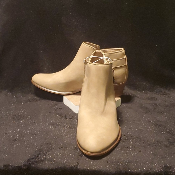 Stylish Booties - Picture 2 of 6